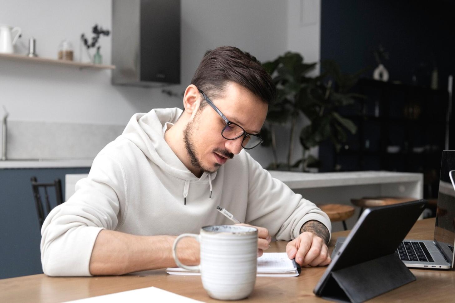 Mentoring-Trainer erklärt Coaching-Techniken vor kleiner Gruppe